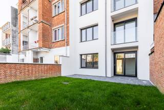 Dit prachtige gelijkvloers appartement met tuin en twee slaapkamers bevindt zich in een volledig gerenoveerd gebouw. Dankzij de hoogwaardige...