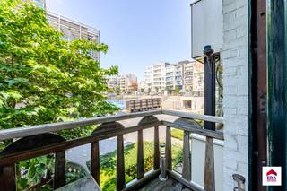 <h2>Villa Mon Foyer – Een iconische erfgoedvilla op een toplocatie in Koksijde</h2>

<p>In het hart van Koksijde, met een uniek open zicht op de iconische &amp;quot;Pit&amp;quot;, bevindt zich Villa Mon Foyer: een uitzonderlijke Belle Époque-villa waar karakter, geschiedenis en een ongeëvenaarde ligging elkaar ontmoeten.</p>

<p>Deze markante villa, ontworpen door de gerenommeerde architect Eugène Descamps, behoort tot het waardevolle bouwkundige erfgoed van Koksijde en is zonder twijfel één van de meest herkenbare residenties van de badplaats. De karaktervolle gevel met zijn elegante hoektoren, sierlijk vakwerk en verfijnde raampartijen getuigt van de rijke architectuur uit het begin van de twintigste eeuw.</p>

<p>De ligging is ronduit uniek. Gelegen in het centrum van Koksijde geniet u van een uitzonderlijk vrij uitzicht op de groene Pit, terwijl de Zeelaan, het strand, restaurants, winkels en alle voorzieningen zich op slechts enkele minuten wandelen bevinden. Een combinatie van rust, ruimte en levendigheid die vandaag bijzonder zeldzaam is aan de Belgische kust.</p>

<p>Binnen biedt Villa Mon Foyer een authentieke sfeer waarin charme en grandeur centraal staan. Tal van originele architecturale elementen dragen bij aan het unieke karakter van deze historische woning en bieden een uitzonderlijke basis voor wie droomt van exclusief wonen in een pand met een verhaal.</p>

<p>Deze eigendom is veel meer dan een villa; het is een stukje Koksijdse geschiedenis. Een zeldzame opportuniteit voor liefhebbers van erfgoed, architectuur en uitzonderlijke locaties.<br />058 51 23 23 of op christian@eraservimo.be</p>