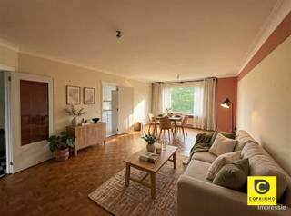 <p><span>Spacieux appartement de 3 chambres avec terrasse à Berchem ! </span></p><p><span>Bienvenue dans ce charmant appartement de 3 chambres situé sur la Fruithoflaan, dans l'immeuble 'Pallas Athena', équipé d'un ascenseur.</span></p><p><span>Non seulement vous bénéficiez d'un emplacement idéal à proximité des commerces de quartier, mais vous êtes également à deux pas des principaux axes routiers. </span></p><p><span> </span></p><p><span>Hall d'entrée, pièce à vivre & cuisine : </span></p><p><span>Vous entrez dans le hall d'entrée équipé d'un interphone et d'un placard vestiaire encastré.</span></p><p><span>Le salon est extrêmement spacieux, ce qui vous offre de nombreuses possibilités d’aménagement. </span></p><p><span>La cuisine se trouve juste à côté ; elle est équipée d’une plaque de cuisson, d’un lave-vaisselle, d’un four, d’un réfrigérateur et d’un congélateur, et offre de nombreuses possibilités de rangement grâce à ses nombreux placards. Vous y trouverez également un débarras très pratique.</span></p><p><span>La cuisine dispose d'une plaque de cuisson, d'un four et d'un immense espace de rangement. Vous y trouverez également un débarras très pratique. </span></p><p><span> </span></p><p><span>Chambres & e, salle de bains : </span></p><p><span>Il y a 3 chambres, dont une est équipée de placards intégrés. L'une des chambres donne également accès à la charmante terrasse.</span></p><p><span>La salle de bains comprend une baignoire avec douche intégrée, un lavabo simple et des toilettes. </span></p><p><span>L'appartement dispose également de toilettes séparées pour les invités avec un lavabo. </span></p><p><span> </span></p><p><span>Loyer, charges & disponibilité : </span></p><p><span>Loyer mensuel : 975,00 euros/mois </span></p><p><span>Charges mensuelles : 200,00 euros/mois </span></p><p><span>Disponibilité : immédiate</span></p><p><span> </span></p><p><span>Ne manquez pas cette opportunité unique ! </span></p>