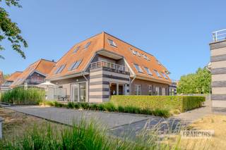 Ontdek ook de andere mogelijkheden in Residentie Duinbos<br /><br />Naast dit appartement zijn er binnen Residentie Duinbos nog verschillende andere appartementstypes beschikbaar, elk met hun eigen indeling, oppervlakte en troeven. Tijdens een bezoek geven wij u graag een overzicht van de verschillende mogelijkheden, zodat u het appartement kunt kiezen dat het best aansluit bij uw wensen.<br /><br />Zeer verzorgd gelijkvloers appartement met een bewoonbare oppervlakte van 76 m². Dankzij de praktische indeling, de aangename buitenruimtes en de rustige ligging vormt dit appartement een uitstekende keuze voor zowel eigen bewoning, een tweede verblijf aan zee als een interessante investering.<br /><br />De inkom geeft toegang tot een lichtrijke leefruimte met open keuken, waar de grote raampartijen zorgen voor een aangenaam ruimtegevoel en een optimale lichtinval. Vanuit de leefruimte bereikt u de verschillende terrassen en de private tuin, waardoor binnen en buiten naadloos in elkaar overlopen en u op elk moment van de dag van de zon of de rust kunt genieten.<br /><br />Verder beschikt het appartement over een ruime slaapkamer met praktische ingebouwde kasten, een verzorgde badkamer en een afzonderlijke berging die extra opbergruimte biedt voor alledaagse spullen.<br /><br />Residentie Duinbos geniet van een bijzonder gegeerde ligging in De Haan. Het strand bevindt zich op wandelafstand en ook de duinen, het groen en de Royal Ostend Golf Club liggen vlakbij. Bovendien bereikt u winkels, restaurants en openbaar vervoer in slechts enkele minuten, waardoor u geniet van een rustige woonomgeving zonder in te boeten aan bereikbaarheid.<br /><br />Bent u op zoek naar een comfortabele woning, een tweede verblijf aan zee of een interessante investering? Neem dan vrijblijvend contact op met Victor via victor@immofrancois.be of telefonisch op +32 470 64 60 28 voor meer informatie.<br /><br />