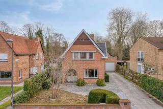 This surprisingly spacious (351m² living area), multipurpose house on a 1168m² plot is for sale along the Vissersstraat. This detached house (with...