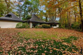 <strong>Verscholen in de natuur, in 1 van de mooiste lanen van Vriesdonk, rustig en residentieel: Architectenwoning op ca. 5.710 m². </strong><br /><br /><strong>De gelijkvloerse verdieping: </strong>- Een inkomhal op <strong>marmer </strong>met vestiaire, gootsteen en gastentoilet - Middels glazen deur naar woonkamer (ca. 70 m²) op vast tapijt met <strong>open haard,</strong> en schuiframen naar de <strong>tuin </strong>en <strong>overdekt terras </strong>- Een verlaagd <strong>zithoek </strong>(ca. 12 m²) op vast tapijt, eveneens met open haard - Een aanpalende <strong>bar </strong>(ca. 16 m²) - Een ruim bureau (ca. 29 m²) op parket, eveneens met schuiframen naar de tuin - Een eetkamer (ca. 25 m²) eveneens op marmer - Een keuken (ca. 20 m²) met <strong>inbouwtoestellen </strong>- Een aanpalende verhoogde <strong>ontbijthoek </strong>(ca. 4 m²) op vast tapijt - Een <strong>bijkeuken</strong> (ca. 8 m²) met dubbele gootsteen en aansluiting voor wasapparatuur - Een <strong>dienstingang</strong> met ingemaakte kasten, lavabo, apart toilet en douchekamer - Via dienstingang naar een ruime kelder bestaande uit <strong>wijnkelder</strong>, berging en technische kelder - Een <strong>polyvalente ruimte</strong>/<strong>snookerkamer </strong>met schuifraam naar de tuin - Een Een <strong>poolgedeelte</strong>/<strong>wellness </strong>met <strong>binnenzwembad </strong>(12 m op 6m) + jetstream, chloor, roldek alsook 2 <strong>kleedkamers</strong>, toilet, berging, douchekamer, technische berging, sauna, lavabo, <strong>bar </strong>met gootsteen, zitgedeelte met<strong> open haard </strong>en toegang naar de tuin - Een<strong> aparte dubbele garage</strong> (ca. 42 m²). <br /><br /><strong>De split-level verdieping: </strong>- Een ruime <strong>dressing </strong>(ca. 26 m²) op vast tapijt met ingemaakte kasten - Een apart toilet - Een eerste slaapkamer (ca. 20 m²) met aanpalende zithoek (ca. 17 m²) en berging (mogelijkheid voor extra slaapkamer) - Een badkamer (ca. 17 m²) met dubbele gootsteen, ingemaakte kasten, douche, ligbad en bidet.<br /><br /><strong>De eerste verdieping: </strong>- Boven de woonkamer: een tweede slaapkamer (ca. 32 m²) met ingemaakte kasten en eigen badkamer (ca. 5 m²) met ligbad, gootsteen en apart toilet - Boven de <strong>polyvalente ruimte</strong>: een derde slaapkamer op vast tapijt met ingemaakte kasten en Velux-raam - Boven de dienstingang: een vierde slaapkamer (ca. 12 m²) op vast tapijt. <br /><br /><strong>Algemeen: </strong>- <strong>Binnentuin</strong>, <strong>overdekt</strong> <strong>terras</strong>, diverse <strong>vijverpartijen</strong>, <strong>buitenbarbecue</strong>, <strong>professionele golf</strong> (putting green) - <strong>Rolluik </strong>in de eerste slaapkamer - Mogelijkheid voor <strong>conciërgerie</strong> i.v.m. dienstingang en apart "conciërge-gedeelte" - Verwarming op gas d.m.v. vloerverwarming (Remeha) en 2 boilers (ACV) - Bouwjaar 1971 en renovatie in 1995 (polyvalente ruimte en binnenzwembad,...) - Ruimtedetectie (alarm) is vernieuwd in 2022