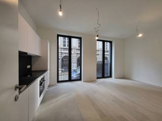 Appartement in een recente nieuwbouw met veel lichtinval van 34m², gelegen op het gelijkvloers van een klein gebouw met EPC B. Het appartement bestaat uit een inkomhal (2m²), een lichtrijke leefruimte/eetkamer/slaapkamer/keuken (23m²). Volledig ingerichte keuken (combi-oven, vitrokeramische kookplaat, dampkap, koelkast, vaatwasser), een douchekamer met douche en enkele wastafel en een toilet (7m²). Aansluiting voor wasmachine en droogkast in de berging (3m²). Mogelijkheid om een binnenstaanplaats in het gebouw te huren (+150€/maand). Bijkomende informatie: videofoon, driedubbele beglazing, EPC B. Uitstekende ligging op wandelafstand van het Justitiepaleis, nabij openbaar vervoer, winkels en scholen. Maandelijkse huurprijs: 1.050€ (+150€ voor de binnenstaanplaats). De gemeenschappelijke lasten bedragen 100€/maand. Water, elektriciteit en verwarming individueel.
