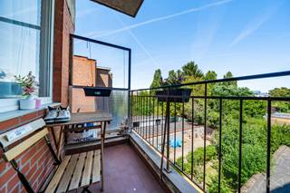 <p><span>Informatie en bezoeken: </span><span>maxime.l@weinvest.be</span><span> | 02 315 77 22</span></p>
<p><span>We Invest heeft het genoegen u dit ruime appartement in zeer goede algemene staat voor te stellen, gelegen in een uiterst goed bereikbare wijk | metro lijnen 2 en 6 | buslijnen 9, 82, 49 en 63 | supermarkten, parken en scholen op minder dan 10 minuten wandelafstand.</span></p>
<p><span>Het appartement bevindt zich op de 3e verdieping van een kleine, goed onderhouden mede-eigendom en beschikt volgens het EPC over een bewoonbare oppervlakte van ±84m², ingedeeld als volgt:</span><br /><span>Inkomhal, woonkamer met eetruimte van ±26m², momenteel aparte ingerichte keuken, badkamer, 2 slaapkamers (14m² - 9m²) en een buitenruimte.</span></p>
<p><span>Een kelder en een gesloten garagebox (+20.000,- EUR) vervolledigen dit pand.</span></p>
<p><span>Het appartement is uitgerust met dubbele beglazing en individuele verwarming. Momenteel beschikt het over een EPC-score E. De gevel van de mede-eigendom zal echter worden geïsoleerd, waardoor een projectie richting EPC C wordt voorzien.</span></p>
<p><span>Opgelet: de mede-eigendom heeft reeds (volledig betaald!) de isolatie van de gevel gepland om de EPC-scores van de verschillende units te verbeteren en te streven naar een C-label. Elektriciteit conform tot maart 2030.</span></p>
<p><span>Wacht niet langer en neem contact met ons op voor meer informatie of een bezoek!</span></p>