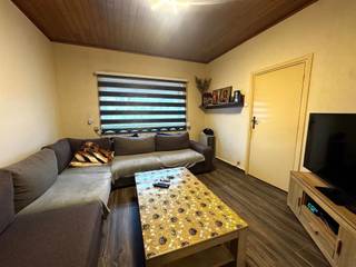 <p><span>Halfopen bebouwing te koop Oude Baan 362</span></p><p><span>Deze verzorgde halfopen bebouwing bevindt zich op een uitstekende locatie en biedt een aangename woonindeling met tal van recente vernieuwingen.</span></p><p><span>Via de inkomhal betreden we de ruime leefruimte, die naadloos aansluit op de lichtrijke eetkamer. Aansluitend vinden we de volledig vernieuwde keuken (2025), uitgerust met oven, kookplaat, dampkap en afwasmachine. Achter de keuken bevindt zich een extra hal die toegang geeft tot de badkamer. Deze is voorzien van een douche, lavabo en toilet. Vanuit dezelfde hal is er een rechtstreekse doorgang naar de tuin.</span></p><p><span>Op de bovenverdieping biedt de nachthal toegang tot drie slaapkamers en een zolder met vaste trap, ideaal te gebruiken als extra bergruimte.</span></p><p><span>De woning werd de laatste jaren grondig verbeterd:</span></p><ul><li><span>Spouwmuurisolatie (2024)</span></li><li><span>Dakisolatie (2025)</span></li><li><span>PVC-ramen met dubbele beglazing</span></li><li><span>Gasaansluiting (±2016-2017) + elektrische haard in de woonkamer</span></li><li><span>Elektriciteit conform</span></li><li><span>Rolluiken op het gelijkvloers + 1 op de verdieping</span></li><li><span>8 zonnepanelen (450 kWh per paneel)</span></li><li><span>Grondwater aanwezig</span></li></ul><p><span>Deze energiezuinige en instapklare woning is ideaal voor wie comfortabel wil wonen.</span></p><p><span>Interesse?</span><span><br />Contacteer Carolien via Carolien@jemar.be of 0484357067 voor meer info of een bezoek!</span></p>