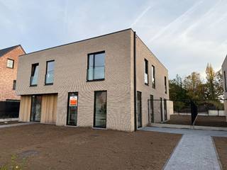 Ontdek deze instapklare nieuwbouwwoning in het hart van Sint-Job-in-’t-Goor – perfect afgewerkt, energiezuinig én onmiddellijk beschikbaar. U hoeft enkel nog te verhuizen!<br /><br />Slim ingedeeld en gebouwd voor de toekomst<br />Via de inkomhal met gastentoilet en aparte technische berging komt u in de ruime, lichtrijke leefruimte met open keuken. Dankzij het schuifraam geniet u van een vlotte overgang naar het zonnige terras en de private tuin — perfect voor gezinnen of levensgenieters. Op de eerste verdieping bevinden er zich drie volwaardige slaapkamers, waaronder een royale master met eigen dressing. De badkamer combineert comfort met moderne afwerking. Een privatieve garagebox is inbegrepen in de prijs. Aankoop van extra bovengrondse autostaanplaatsen is verplicht.<br /><br />Energiezuinig &amp; toekomstgericht wonen<br />Deze woning is bijna-energieneutraal (BEN) en uitgerust met hernieuwbare energiebronnen, duurzame materialen en slimme technieken. Dat betekent voor u: een gezond binnenklimaat, maximaal wooncomfort en een lage energiefactuur.<br /><br />Centrale ligging met alles op wandelafstand. Gelegen nabij de Brugstraat, in het hart van Sint-Job-in-’t-Goor. Winkels, scholen en openbaar vervoer liggen op wandelafstand — comfortabel wonen in een gezellige dorpsomgeving.<br /><br />Interesse? Contacteer ons voor een bezoek aan de woning en ontdek hoe snel u hier thuis kunt zijn!