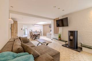 Grotendeels gerenoveerde woning met 3 slaapkamers , tuin en dubbele garage ! <br /><br />Indeling : Inkomhal , slaapkamer of bureau , woonkamer , keuken , badkamer ,veranda .<br />verdiep : 3 slaapkamers . <br />Kelder.<br /><br />Tuin met tuinberging.<br />Dubbele garage bereikbaar langs de Schoolstraat . <br />Veel parkeermogelijkheden zowel voor de woning als voor de garages in de schoolstraat. <br /><br />Bijzonderheden :<br />Nieuwe ramen , voordeur en rolluiken 2023 <br />Airco 2023<br />Zonnepanelen 2023<br />Nieuw dak + isolatie 2023<br />laadpaal 2024 <br />Veel daglicht door de dakkoepels.<br /><br />