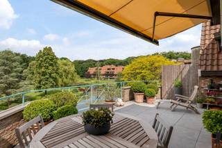 <p>Zeer licht, luxueus afgewerkt, <strong>appartement</strong> van <strong>ca. 195m²</strong> in domein '<strong>De List</strong>' (residentie Richebourg) met prachtig <strong>zonne-terras</strong> ! <br /><br />Indeling : <br />- <strong>Inkomhal </strong>op tegel met gastentoilet, ingemaakte vestiairekasten en aparte handenwasser.<br />- Vanuit de hal glazen deur naar de <strong>living</strong>, welke zorgt voor veel lichtinval en ruimtegevoel. <br />- Living (ca. 69m²) op parket met ingemaakte kasten en houtkachel. Schuifdeuren naar het ruim zonne-terras (ca. 37m²). <br />- Aansluitend <strong>leefkeuken </strong>(ca. 20m²) met o.a. koelkast Liebherr, vaatmachine Miele, heteluchtoven Schöltes, microgolfoven Siemens, kookplaat Schöltes, dubbele gootsteen Fräncke, kookeiland en veel opbergruimte. <br />- Gezellige <strong>ontbijthoek </strong>met prachtig zicht op het domein. <br /><br />- Praktische wasplaats/berging op tegel in de hal, met aansluitingen voor was- en droogmachine en ingemaakte kasten. <br />- <strong>Masterslaapkamer </strong>(ca. 24m²) op parket voorzien van ingemaakte dressingkasten en schuifdeuren naar het terras. <br />- Ruime <strong>badkamer </strong>(ca. 17m²) met dubbele gootsteen, ruime douche, ingemaakte kasten, ligbad, handdoekdroger, bidet en toilet. Zowel vanuit de hal, als vanuit de master bekomt men de badkamer. <br />-<strong> Tweede slaapkamer</strong> (ca. 18m²), op parket. <br />-<strong> Derde slaapkamer</strong> (ca. 20m²) op parket, welke ook perfect dienst kan doen als bureauruimte/hobbykamer. <br /><br />Algemeen : <br />- Perfect onderhouden en gebruik gemaakt van duurzame, kwalitatieve materialen. <br />- Zeer veel <strong>lichtinval</strong> doorheen het appartement ! <br />- Gelegen op unieke locatie in <strong>parkdomein 'De List'</strong>. Rustige doch centrale ligging nabij winkels, invalswegen, Brasschaat/Schoten. <br />- Dubbele beglazing. Vliegenhorren. Veiligheidsdeur. Videofonie (Sieddle). Dimverlichting in de leefruimte. <br />- Ruim ZW-georiënteerd terras voorzien van zonnewering, buitenverlichting en besproeiingsinstallatie. <br /><strong>- Twee ondergrondse autostaanplaatsen</strong> met <strong>2 achterliggende bergingen.<br />- Dak </strong>is recent<strong> volledig vernieuwd - Videofonie </strong>vernieuwd in<strong> 2025<br />- Vaste lasten bedragen ca. €621/maand : deze omvatten o.a. conciërge service, warm-koud water, individuele verwarming, blokpolis, syndicus, onderhoud domein, etc. </strong></p>