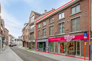 Ontdek dit exclusieve pand aan de Luikerstraat 71 in Sint-Truiden, nu beschikbaar voor verkoop!<br /><br />Het betreft een eigendom bestaande uit drie verschillende units. Op het gelijkvloers zijn er twee handelsruimtes van 101 m² en 131 m², met daarboven nog een prachtig afgewerkt duplex appartement van ongeveer 150 m². Beide handelsruimtes zijn momenteel verhuurd en bieden een huuropbrengst van ongeveer € 28.000 per jaar. Het appartement is niet verhuurd, waardoor er nog veel opwaarts potentieel is voor deze huurinkomsten. <br /><br />Het handelsgelijkvloers aan de linker kant (101 m²) is ingericht als kapsalon, met achteraan nog handige bergruimte (+- 30 m²). Deze ruimte wordt verwarmd en gekoeld door airco units geplaatst in 2014. Aan de rechterkant vinden we vandaag een kledingswinkel terug. Hier werd recent de verwarmingsinstallatie nog vernieuwd met een nieuwe hoog rendement verwarmingsketel op aardgas. Achteraan in de privé vertrekken is er nog een handige keuken ter beschikking evenals een grote opslagruimte.<br /><br />Het appartement kan genieten van een aparte inkom en werd gedurende de afgelopen jaren ook vernieuwd. Zo werden er onder andere nieuwe aluminium ramen geplaatst met dubbele beglazing, nieuwe vloer gelegd, de badkamer en keuken werden vernieuwd, er werd een knappe nieuwe gashaard geïnstalleerd en de leefruimte en twee grootste slaapkamers werden voorzien van airco units die tevens kunnen verwarmen. Kortom, het appartement is instap klaar voor zijn volgende bewoner.<br /><br />In totaal beschikt het appartement over maar liefst vijf mogelijke slaapkamers. Op de eerste verdieping, grenzend aan de leefruimte, is er een eerste kamer voorhanden. Deze meet ongeveer 20m², is voorzien van inbouwkasten en doet momenteel dienst als polyvalente ruimte. Deze kan dus perfect gebruikt worden als bureel, hobbykamer of als slaapkamer. Op de tweede verdieping zijn er nog vier kamers beschikbaar, waarvan twee ruime kamers met airco en twee kinderkamers. Via één van deze kinderkamers is er via een luik ook toegang tot de zolder. Het dak van het appartement is trouwens reeds geïsoleerd.<br /><br />Uiteraard beschikt dit appartement ook over een aangename buitenruimte. Momenteel werd er een terras aangelegd van ongeveer 35 m², maar indien gewenst kan dit eenvoudig nog worden uitgebreid.<br /><br />Kortom, we bieden een uniek geheel aan, op een uitstekende locatie. Dit pand is erg geschikt voor zowel de ondernemer die graag een handelsactiviteit wenst op te starten en een woongelegenheid heeft erboven of voor de investeerder die kan genieten van maar liefst drie verschillende huurinkomsten.<br /><br />Wenst u meer informatie of een bezoek ter plaatse? Aarzel niet en neem snel contact met ons op!
