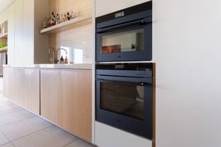 Gelegen op het bruisende Antwerpen Zuid, tussen het vernieuwde Zuidpark, de Scheldekaaien en de talrijke restaurants, galerijen en boetieks, geniet u hier van een unieke combinatie van stadsdynamiek en wooncomfort. Dankzij de uitstekende bereikbaarheid, gezellige pleinen en culturele hotspots behoort deze buurt tot de meest gegeerde woonlocaties van Antwerpen.<br /><br />Deze exclusieve duplex penthouse van ca. 199 m², aangevuld met 39 m² terrassen, biedt dankzij grote raampartijen, hoogwaardige materialen en een doordachte indeling een uitzonderlijk gevoel van ruimte en licht.<br /><br />De 7de verdieping omvat een inkomhal, een stijlvolle leefruimte met open, volledig uitgeruste keuken, een praktische wasplaats, gastentoilet, badkamer, twee ruime slaapkamers en een balkon aan de achterzijde.<br />De 8ste verdieping, voorzien van airco, vormt een echte privésuite met een tweede leefruimte, dressing, apart toilet en een royale slaapkamer met ensuite badkamer. De terrassen aan zowel de voor- als achterzijde bieden op elk moment van de dag een aangename buitenruimte met indrukwekkende vergezichten over de stad.<br /><br />Een autostaanplaats in de ondergrondse garage is als optie bij te huren aan 160 Euro per maand.<br />Een unieke woonkans voor wie op zoek is naar luxe, ruimte én een topligging.<br /><br />Gemeenschappelijke lasten: 120 Euro per maand.<br />Provisie voor gas: 70 Euro per maand.<br />De nutsvoorzieningen elektriciteit en water zijn privé op te nemen door de huurder.<br /><br />Onmiddellijk beschikbaar.