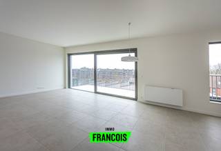 Dit prachtige nieuwbouwappartement op de vierde verdieping, maakt deel uit van Project Burenberg, gelegen in de rustige Kaboutermansstraat.<br /><br />Dankzij de centrale ligging (aan de Kaboutermansstraat) woon je hier niet alleen vlakbij het stadscentrum, maar geniet je ook van een uitgesproken groene en rustgevende omgeving.<br /><br />In Burenberg combineer je het beste van twee werelden. Je nestelt je in een groene woonomgeving en bevindt je op een boogscheut van de bruisende binnenstad van Leuven. Met de ligging langs de Brusselsestraat sta je in een mum van tijd tussen een overvloed aan winkels, cultuur, sport, restaurants, cafés en voorzieningen.<br /><br />Het appartement heeft een bewoonbare oppervlakte van 84 m², inclusief zuidgericht terras, en werd ontworpen met oog voor hedendaags comfort, hoogwaardige afwerking en energiezuinig wonen.<br /><br />De indeling omvat een inkomhal, een ruime en lichtrijke leefruimte, een volledig uitgeruste open keuken, twee volwaardige slaapkamers met parket, een moderne badkamer met toilet, grote bergruimte en een afzonderlijk toilet. Dankzij de kwalitatieve materialen en afwerking is het appartement volledig instapklaar, geschilderd en voorzien van lichtarmaturen.<br /><br />Het appartement wordt samen met een kelderberging en een autostaanplaats verkocht (inbegrepen in de prijs).<br /><br />Op duurzaamheid scoort dit appartement uitstekend met een EPC-label A. Verwarming gebeurt via aansluiting op het warmtenet, in combinatie met een warmtepomp voor verwarming en (passieve) koeling, zonnepanelen, slimme waterhuishouding en groendaken, wat resulteert in een laag verbruik en toekomstgericht wonen.<br /><br />Het is een autoluwe site dankzij ondergronds parkeren.<br /><br />Geniet jij hier binnenkort van prachtige vergezichten over de Leuvense skyline, het park en het historische klooster op de site?<br /><br />Contacteer ons nu via rotselaar@immofrancois.be of 016/946.945<br /><br />Verkoop onder BTW<br /><br />