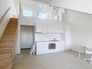 <p>In het hartje van Leuven, in de mooiste straat van het centrum, bevindt zich deze prachtige studio in een karaktervol gebouw dat volledig gerenoveerd werd. <br /><br />Dankzij de hoge plafonds en de overvloed aan natuurlijk licht voelt de ruimte extra ruim en aangenaam aan. <br />De studio is deels gemeubileerd, met comfortabele bedden en matrassen die al voorzien zijn, waardoor verhuizen moeiteloos verloopt. <br />Dit is de allereerste bewoning na de renovatie, wat een unieke kans biedt om in een frisse en moderne omgeving te wonen. <br /><br />De ligging is simpelweg perfect: op wandelafstand van winkels, het station, bushaltes, fitnessfaciliteiten en alle andere voorzieningen die het stadsleven zo aantrekkelijk maken. <br />Een charmante, lichtrijke en instapklare plek voor wie op zoek is naar een stijlvolle en comfortabele thuis in het bruisende Leuven.<br /><br />De studio is beschikbaar in overleg. <br />Alle nutsvoorzieningen zijn individueel. <br />Er is een maandelijkse provisie van €135 voor de gemeenschappelijke lasten en voor het verbruik van water, elektriciteit, verwarming en internet. <br /><br />Vraag snel je bezoek aan via www.living-stone.be!</p>