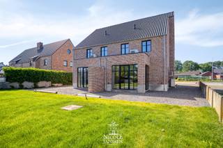 Vraagprijs: € 480.000 excl. 21% BTW <br /><br />=> Ligging <br />De Grote Baan in Ellikom (deelgemeente van Oudsbergen) bevindt zich langs de N73, een belangrijke verbindingsweg tussen Bree, Peer en Bocholt. Deze centrale ligging biedt vlotte bereikbaarheid naar omliggende steden en voorzieningen.<br /><br />=> Indeling<br />- Inkomhal <br />- Apart gastentoilet<br />- Leefruimte met open keuken<br />- Bergruimte<br /><br />=> Verdieping<br />- Nachthal<br />- Apart toilet<br />- Drie slaapkamers<br />- Twee badkamers<br /><br />=> Zolder<br />- Zolderruimte<br />- Technische ruimte<br /><br />=> Comfort<br />- Warmtepomp (lucht-water) via vloerverwarming<br />- Aluminium (steel-look) ramen met driedubbele beglazing<br />- Zonnepanelen (4600 WP - 10 panelen)<br />- Ventilatiesysteem D<br />- Domotica aanwezig<br />- Regenwaterput van 10.000 liter met recuperatie toiletten en buitenkraan<br /><br />=> Meerwerken:<br />- Carport<br />- Afwerking zolder met gyproc<br />- Alarmsysteem<br />- Tuinaanleg<br />- Bestrating