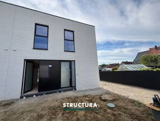 Nieuwbouwwoning met 3 slaapkamers en tuin gelegen in rustige, nieuwe wijk!Deze moderne nieuwbouwwoning, gelegen in het Kloppershof te Opwijk, combineert een hedendaagse architectuur met een stijlvolle afwerking en een praktische indeling. Dankzij de grote raampartijen geniet de woning van een overvloed aan natuurlijk licht en een aangename verbinding met de tuin.Op het gelijkvloers bevindt zich de inkomhal met vestiaire en afzonderlijk gastentoilet. De ruime leefruimte biedt plaats aan een gezellige zithoek en eetplaats en sluit naadloos aan op de moderne, open keuken met kookeiland. Via de grote raampartijen heeft u rechtstreeks toegang tot het terras en de tuin. Verder beschikt deze verdieping over een praktische wasberging.De eerste verdieping omvat drie slaapkamers en een ruime badkamer, uitgerust met zowel een ligbad als een inloopdouche en een dubbele wastafel. Daarnaast zijn er een afzonderlijk toilet en een extra berging aanwezig.Ook buiten biedt deze woning heel wat mogelijkheden. De tuin met terras vormt een aangename plek om te ontspannen, terwijl de carport (wordt nog geïnstalleerd) naast de woning voor extra gebruiksgemak zorgt.De woning bevindt zich momenteel in de laatste afwerkingsfase en zal binnenkort volledig klaar zijn voor haar eerste bewoners!Karakteristieken•Nieuwbouwwoning met hedendaagse architectuur•3 slaapkamers•Lichtrijke leefruimte met grote raampartijen•Moderne open keuken met kookeiland•Badkamer met ligbad, inloopdouche en dubbele wastafel•2 afzonderlijke toiletten•Praktische wasberging en extra berging•Tuin met terras•Parkeergelegenheid naast de woning onder carport•Verwarming via warmtepomp•ZonnepanelenEPB in opmaak. Onmiddellijk beschikbaar. 3 maanden huurwaarborg.