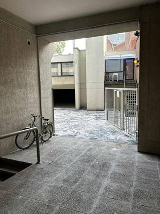 **Te koop Autostaanplaats Leuven Centrum**Wij bieden u een ondergrondse autostaanplaats gelegen in de Vaartstraat 38-42, Leuven.Het betreft een...