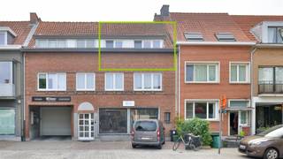 Pal in het centrum van Edegem, met zicht op het gemeenteplein en het oude gemeentehuis, bieden wij u dit  gerenoveerd appartement (60m²) met...