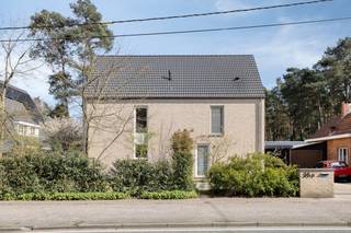 Wie op zoek is naar een instapklaar huis in de regio Kasterlee, mag deze kans niet missen. Deze woning uit 2019 combineert modern wooncomfort met een uitstekende energetische score. Het perceel van maar liefst 1.073 m² biedt alle ruimte om te ontspannen.De locatie is een absolute troef voor gezinnen en natuurliefhebbers. Aan de achterzijde van de tuin geeft een poortje direct toegang tot een veilige, autoluwe route naar de lokale basisschool. Aan de overzijde van de straat wandelt u zo het bos in richting recreatiedomein Floreal. Bovendien is dit huis uitgerust met 5kW aan zonnepanelen, een laadpaal en 2 regenwaterputten, wat het een toekomstbestendige investering.Indeling:Gelijkvloers:- Inkomhal met gastentoilet- Lichtrijke, open leefruimte - Volledig ingerichte open keuken- Praktische berging naast de keuken- Wasplaats- Recente veranda (2 jaar oud)Eerste verdieping:- Twee volwaardige kinderkamers- Ruime hoofdslaapkamer met dressing- Open bureauruimte- Badkamer voorzien van ligbad en douche- Apart toilet op de nachthalBergzolder (mogelijkheid tot verdere afwerking)Volledige kruipruimte Dankzij de vloerverwarming op het gelijkvloers en de uitstekende ventilatie (C+) geniet u hier het hele jaar door van een optimaal binnenklimaat. De eigendom wordt aangeboden via de Pre-sale formule. Van 18/04/2026 om 13:00 tot 24/04/2026 om 17:00 kan u de woning op afspraak komen bezichtigen en een bod uitbrengen. De vermelde prijs is een instelprijs. Voor meer info, gelieve contact op te nemen met de dossierverantwoordelijke.Bestuursmaatregelen in het maatregelenregister: in aanvraag