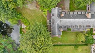 Dit luxueuze, ruime (182m²) en energiezuinige (A-label) kasteel-appartement met 2 kamers en prachtige tuin met vijver is gelegen in een...