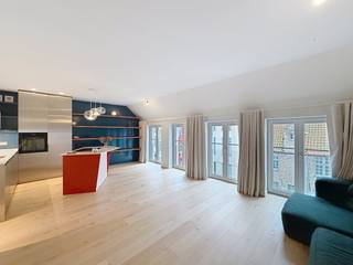 Dit unieke pand combineert een hoogwaardige afwerkingsgraad met een uitmuntende energiezuinigheid. Dankzij de moderne technieken en duurzame materialen geniet u hier van een optimaal binnenklimaat. Een unieke kans om stijlvol en toekomstgericht te wonen in een historisch kader met alle modern comfort.De inkomhal met gastentoilet leidt u direct naar de lichtrijke leefruimte, waar de hoogwaardige parketvloer meteen de toon zet. De open keuken vormt een stijlvol en kwalitatief geheel, volledig uitgerust met modern wooncomfort en een centraal kookeiland voorzien van een kookplaat en een ingebouwd afzuigsysteem.Verder beschikt het appartement over twee ruime slaapkamers, waarvan één is ingericht met een praktische bureauhoek. De badkamer is verfijnd afgewerkt met een douche en een tweede toilet. Tot slot biedt de ruime inpandige berging met aansluiting voor wasmachine en droogkast de nodige functionele ruimte. Als kers op de taart zijn een private kelderberging en een garagebox in de huurprijs inbegrepen. Dit is een zeldzame en zeer waardevolle troef voor wie zorgeloos wil wonen en leven in het hart van het historische Brugge.Indeling: Inkomhal - apart toilet - woonkamer - open keuken - slaapkamer 1 - slaapkamer 2 - badkamer - berging - kelderberging (W2-1.8) - garage (-2.26)Algemeen:- huurprijs: €1.200,00/maand + € 180,00 (provisie gemeenschappelijke kosten)- onmiddelijk beschikbaarDe snelste manier om een bezoek te brengen aan deze woning? Vraag je bezoek aan via de roze knop op onze website (www.dewaele.com) en je wordt gecontacteerd door onze verhuurexpert.