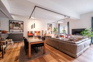 This stylish two-bedroom apartment is located in the center of Oudenaarde, within walking distance of the market. This bright loft was tastefully decorated and consists of very spacious living volumes and a terrace of?? m². There is also sufficient storage space and an underground car park. LAYOUT:The apartment: - entrance hall with separate toilet - spacious living space - terrace (? m²) - open and fully equipped kitchen with a very large kitchen island - storage/laundry room - bedroom 1 - bedroom 2 - renewed bathroom with bath and walk-in shower - separate toilet - hobby room/extra large storage room Exterior: - underground car park- outdoor storage - communal bicycle parking GENERAL INFORMATION &amp; BENEFITS:- within walking distance of the market- very spacious residential volumes