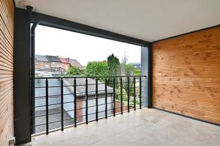 Instapklaar appartement met 3 slaapkamers en staanplaats nabij het centrum van Tongeren<br />Rustig gelegen en op enkele minuten van het stadscentrum van Tongeren zijn wij op zoek naar de ideale koper/investeerder voor dit instapklare appartement. Door de nabijheid van verschillende invalswegen kan men hier rekenen op een vlotte verbinding. Bijkomend vinden wij in de nabije omgeving scholen, bushaltes, treinstation, supermarkten, ... terug.<br /><br />Het appartement is gelegen op de 1ste verdieping en is voorzien van een ingerichte open keuken en  leefruimte, drie ruime slaapkamers, een aparte badkamer met toilet, douche, lavabomeubelaansluitingen, alsook een wasplaats met aansluitingen voor wasmachine en droogkast. Het appartement is voorzien van nieuwe beglazing, infraroodpanelen, airco (koelen en warmen), alsook nieuwe vloeren, keuken, enzovoort. Het gehele appartement werd tevens voorzien van een nieuwe verflaag.<br />Verder treffen we hier een gemeenschappelijke nachthal, een berging en een inpandig zonneterras met prachtig uitzicht.<br /><br />Dit appartement beschikt eveneens over een ruime buitenstaanplaats inclusief de vraagprijs en een gemeenschappelijke fietsenstalling.<br /><br />Nieuwsgierig? Neem contact met ons op om dit knappe appartement te ontdekken: 011 70 70 19 of mail naar hallo@duovastgoed.be.<br /> 