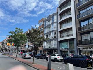 Bel appartement avec 2 chambres à coucher sur le côté ensoleillé de l'Avenue Lippens.  Immeuble bien entretenu. <br /><br />Entrée avec toilettes et buanderie, séjour lumineux avec petite terrasse et belle vue sur toute l'Avenue Lippens, cuisine ouverte, salle de bains, chambre avec salle de douche, deuxième chambre à coucher pour un lit double. Les deux chambres donnent sur une terrasse et peuvent accueillir un lit double. Cave dans le bâtiment.<br />Situation centrale, tout près du petit Delhaize et à 750mètres de la gare. <br /><br />EPC : 100 UC:33179692