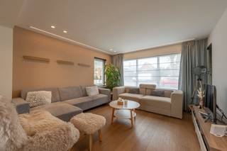 Deze recent gerenoveerde open bebouwing combineert hedendaags wooncomfort met een uitstekende bereikbaarheid, een ideale oriëntatie en een aangename buitenruimte.<br /><br />De woning beschikt over een ruime inkomhal met gastentoilet, een lichtrijke leefruimte met parketvloer en airco én een moderne, volledig uitgeruste open keuken met ontbijthoek. Dankzij de grote raampartijen genieten beide ruimtes van een prachtige lichtinval en directe toegang tot het aangelegde terras en de zonnige tuin. Tevens aansluitend garage/bergplaats en droge kelder aanwezig.<br /><br />Op de eerste verdieping bevinden zich 3 volwaardige slaapkamers, een nachthal, afzonderlijk toilet en een moderne badkamer met inloopdouche en dubbele wastafel. De tweede verdieping biedt een ruime vierde slaapkamer met dressing en extra bergruimte.<br /><br />Als extra troeven beschikt de woning over een oprit met plaats voor meerdere wagens en een praktische tuinberging. Bovendien zijn er 14 zonnepanelen, 2 regenwaterputten en aircosysteem aanwezig.<br /><br />Een instapklare woning met ruimte, licht, comfort én een uitstekende oriëntatie — ideaal voor wie op zoek is naar een kwalitatieve gezinswoning zonder renovatiezorgen.<br /><br />Voor meer informatie of een vrijblijvend bezoek kunt u contact opnemen met Gaëlle via 0479 17 17 17.