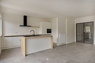 SINT-NIKLAAS - Ben je op zoek naar een gerenoveerd appartement vlakbij het centrum? Kijk dan snel even verder! Enkele troeven op een rij: * Ruim...