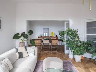 <span><span><span><span><span><span><span><span><span><span><span>Opportuniteit - Een hoekappartement waar licht, zicht en esthetiek samenkomen. Dit smaakvol gerenoveerde tweeslaapkamerappartement (BVO: 143 m²) bevindt zich op de vierde verdieping van een aantrekkelijk art-decogebouw, in de directe nabijheid van het station Gent-Sint-Pieters.</span></span></span></span></span></span></span></span></span></span></span><br /><br />Een unieke opportuniteit om te genieten van een prachtig art-decoparel uit de jaren 30, waar alle technische renovaties reeds zijn uitgevoerd. Dit architecturaal en stijlvol gerenoveerde appartement biedt hedendaags comfort met behoud van zijn authentieke karakter.<br /><br /><span><span><span><span><span><span><span><span><span><span><span>De ligging op de kruising van de Sportstraat en de Patijntjesstraat zorgt voor open perspectieven en een uitzonderlijke lichtinval doorheen de dag. Binnen ontvouwt zich een doordacht planopbouw, waarbij een lange, centrale gang alle ruimtes met elkaar verbindt en het appartement een huiselijk gevoel geeft.</span></span></span></span></span></span></span></span></span></span></span><br /><br /><span><span><span><span><span><span><span><span><span><span><span>Visgraatparket, warme materialiteit en karaktervolle afwerkingen brengen samenhang en rust. Twee volwaardige slaapkamers worden aangevuld met een derde kamer die vandaag dienstdoet als dressing. Het terras, waar de ochtendzon binnenvalt, maakt het geheel compleet.</span></span></span></span></span></span></span></span></span></span></span><br /><br />De inkomhal van het appartement leidt ons aan de rechterzijde naar een eerste slaapkamer. Aan dezelfde zijde vinden we de open eet- en leefruimte dewelke doorloopt tot om de hoek en baadt in het daglicht. Hierop volgend hebben we nog een dressing en een badkamer voorzien van ligbad en inloopdouche.<br /><br />De linkerzijde geeft plaats aan een maatwerk keuken keuken met inox werkblad, het terras, een berging/wasplaats en een toilet. Achteraan het appartement vinden we een tweede ruime slaapkamer die dienst doet als master bedroom en tevens plaats biedt aan een bureau<br /><br /><span><span><span><span><span><span><span><span><span><span><span>De recente renovatie, zowel van het appartement als van het gebouw, vertaalt zich in een subtiele knipoog naar art-deco-invloeden, gecombineerd met hedendaags technisch comfort (lift, garagebox, EPC B, …)</span></span></span></span></span></span></span></span></span></span></span><br /> <br /><span><span><span><span><span><span><span><span><span><span><span>Een uitgesproken appartement waar architecturale helderheid, licht en ligging elkaar versterken, op een van de meest bereikbare en gegeerde locaties van de stad.</span></span></span></span></span></span></span></span></span></span></span><br /><br /> 