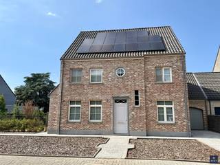 <p><span>Prachtige villa op een ruim perceel van 880 m²</span></p><p><span>Deze ruime en lichtrijke villa combineert comfort, kwaliteit en volop ruimte. </span></p><p><span>Gelegen op een mooi perceel van 880 m² biedt deze woning alles wat u zoekt voor comfortabel wonen én extra mogelijkheden naar de toekomst.</span></p><p><span>Op het gelijkvloers geniet u van een </span><span>zeer royale leefruimte met open keuken</span><span>, badend in natuurlijk licht. <br />Daarnaast is er een extra kamer/bureel en een ruime garage, aangevuld met een grote berging/wasplaats met douche.</span></p><p><span>De 1ste verdieping omvat </span><span>3 ruime kamers, een dressing en een stijlvolle badkamer</span><span>. <br />Op de 2de verdieping is er bovendien nog volop potentieel om </span><span>minstens 2 extra kamers</span><span> te creëren.</span></p><p><span>Ook technisch is deze woning uitstekend uitgerust met onder andere </span><span>zonnepanelen, airconditioning en elektrisch bediende rolluiken</span><span>. <br />De elektriciteit is conform en dankzij het </span><span>EPC-label B</span><span> is de woning bovendien energiezuinig.</span></p><p><span>Buiten geniet u van een </span><span>mooie, ruime tuin met twee terrassen</span><span>, waarvan één aansluit op het ruime tuinhuis.</span></p><p><span>Een zeer mooi en compleet aanbod voor wie op zoek is naar ruimte, comfort en toekomstmogelijkheden!</span></p><p><span> </span></p><p><span>Interesse ? Gelieve ons dan te contacteren op het nummer 03 775 41 88 of mail naar <span>kurt@vastgoed-smet.be</span></span><span> </span></p><p><span><span>www.vastgoed-smet.be</span></span></p><p><span> </span></p><p><span>“De verstrekte gegevens/informatie (zowel online als gedrukt) worden vrijblijvend verstrekt, enkel ter inlichting, zonder contractuele verbintenis of garantie van onzentwege en kunnen op ieder ogenblik gewijzigd worden”</span></p><p><span> </span></p><p><span> </span></p>