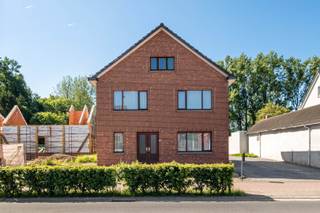Deze te renoveren vrijstaande woning met een zeer degelijke structuur is gelegen langs de Grootstraat ter hoogte van nummer 88, op een...