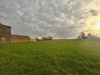 Immo Pické biedt U dit mooi perceel bouwgrond aan geschikt voor een gesloten bebouwing met een prachtig zicht op de achterliggende weilanden. Deze bouwgrond heeft een mogelijke voorgevelbreedte van 8,50m. Achteruitbouwstrook van 6m. Bouwdiepte gelijkvloers 15m en verdieping 12m. Zadeldak. Kroonlijsthoogte 6,5m. Mogelijkheid om een bijgebouw te plaatsen in de achtertuin.