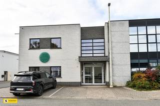 <p><span>Ontdek deze veelzijdige eigendom in Zandhoven, ideaal voor commerciële doeleinden of als ruime werkruimte. Met een gebruiksoppervlakte van 388 m² biedt dit pand voldoende ruimte voor diverse toepassingen. Ondanks de compacte grondoppervlakte van 197 m², benut het ontwerp elke vierkante meter optimaal zonder verlies van functionaliteit.</span></p><p><span> </span></p><p><span>De strakke, moderne uitstraling van de voorgevel is uitnodigend en biedt een professionele indruk. Binnen verwelkomen een heldere en luchtige hal bezoekers, compleet met een stijlvolle trap en tegelvloeren die zowel duurzaamheid als esthetiek bieden.</span></p><p><span> </span></p><p><span>De talrijke kantoorruimtes zijn voorzien van grote ramen die volop natuurlijk licht binnenlaten, wat enerzijds bijdraagt aan een aangename werkomgeving en anderzijds de energiekosten kan helpen verlagen. De eigendom beschikt ook over een functionele kitchenette, ideaal voor een snelle lunchpauze of koffiebreak.</span></p><p><span> </span></p><p><span>Flexibele indelingen en gepaste infrastructuur maken deze ruimte ideaal voor bedrijven die behoefte hebben aan een creatieve opzet en aanpasbare kantooromgevingen. Dankzij de aanwezige opslagruimtes kunnen opbergproblemen eenvoudig worden opgelost.</span></p><p><span> </span></p><p><span>Bovendien is het pand voorzien van glasvezel voor een optimale verbinding.</span></p><p><span> </span></p><p><span>Gelegen in een goed bereikbare regio, sluit deze eigendom naadloos aan bij de behoeften van ondernemers die op zoek zijn naar een centraal knooppunt voor hun bedrijfsactiviteiten. Mis deze kans niet om uw onderneming in een inspirerende en praktische ruimte te vestigen.</span></p><p><span> </span></p><p><span>Pand kan ten vroegste beschreven worden op 1 oktober, wel kan het pand al vroeger betreden/benut worden.</span></p>