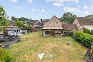 <p><span>Instapklare HOB met 3 slaapkamers gelegen op een mooi perceel van 6a42ca te Leopoldsburg. </span></p><p><span> </span></p><p><span>Belangrijkste troeven:</span></p><p><span>- Uiterst rustig gelegen</span></p><p><span>- Uitstekend onderhouden</span></p><p><span>- 3 slaapkamers</span></p><p><span>- Ruime kelder (+/- 50 m²) met potentieel</span></p><p><span>- Tuin met mooi terras en overkapping</span></p><p><span>- Ruime carport</span></p><p><span>- Inpandige garage </span></p><p><span> </span></p><p><span>Bekijk zeker ook de foto's en de grondplannen met de afmetingen. Zo krijgt u van thuis uit al een perfect beeld van wat deze woning te bieden heeft! </span></p><p><span>Wenst u meer info of een vrijblijvende bezichtiging, contacteer dan ons kantoor op het nummer 011 85 15 15 en wij helpen u graag verder. </span></p>