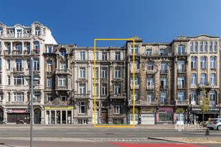 <p><span>Een pand als dit kom je niet elke dag tegen. Achter de imposante gevel van dit statige herenhuis schuilt een woning boordevol karakter, authentieke details en vooral: mogelijkheden. Verdeeld over maar liefst 3 volwaardige verdiepingen en 3 tussenverdiepingen biedt het pand een bewoonbare oppervlakte van circa 392 m² en een uitzonderlijke basis voor wie een uniek renovatieproject zoekt.</span></p><p><span>Het herenhuis bevindt zich op de Plantin en Moretuslei, op een centrale locatie nabij het stadscentrum. Het Stadspark bevindt zich vlakbij en ook winkels, scholen, horeca en openbaar vervoer zijn vlot bereikbaar. Dankzij de nabijheid van de Ring en belangrijke verbindingswegen geniet je bovendien van een uitstekende bereikbaarheid met de wagen.</span></p><p><span>De woning is volledig te renoveren, maar heeft haar oorspronkelijke grandeur allerminst verloren. Hoge plafonds, indrukwekkend sier- en lijstwerk, authentieke schouwen, houten vloeren, hoge binnendeuren en royale raampartijen vormen doorheen het pand een prachtige herinnering aan het oorspronkelijke karakter. Elementen die na een doordachte renovatie opnieuw volledig tot hun recht kunnen komen.</span></p><p><span>Ook aan ruimte is er geen gebrek. De woning strekt zich uit over 3 verdiepingen en 3 tussenverdiepingen, waardoor de mogelijkheden bijzonder uitgebreid zijn. De royale kamers, hoge plafonds en vele afzonderlijke ruimtes bieden alle vrijheid om het pand opnieuw in te delen en af te werken volgens eigen smaak en noden.</span></p><p><span>Een karakterpand met een verleden én bijzonder veel toekomst. Ben jij klaar om de oorspronkelijke grandeur van dit herenhuis opnieuw tot leven te brengen? Dan is dit een renovatieproject dat je gezien moet hebben.</span></p><p><span>Bewoonbare opp. 392 m² – ref.: bruto vloeropp. Voor meer info of een gratis schatting surf naar www.hansimmo.be</span></p><p><span> </span></p>