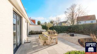 Deze zonovergoten koppelvilla biedt een uitzonderlijk wooncomfort en combineert charme met functionaliteit. De woning beschikt over een zonnige...