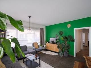 Bel Sander op 0479355602 voor een bezoek. <br /><br />Opportuniteit in het vlot bereikbare Gentbrugge. Dit gerieflijk gelijkvloers hoekappartement beschikt over drie volwaardige slaapkamers, verrassend ruime leef- en eetplaats en tof zonneterras. <br /><br />Het appartement werd keurig gerenoveerd om te voldoen aan alle moderne vereisten. Door haar mooie binnenvolume (+-120m2), met aandacht voor voldoende berggelegenheid kan het dienen voor een gezinnetje, starters, co-housers, studenten, en zo meer. Beschikt over een standaard ingang aan de Vanderlindenstraat en een extra deuropening aan de Sint-Simonstraat. <br /><br />Indeling: Inkom, gang, drie slaapkamers, badkamer met dubbel wasmeubel, bad & douche, apart gastentoilet, grote leef- en eetplaats, berging/wasplaats. Privé terras/tuintje. Gedeelde fietsenberging.<br /><br />Compacte mede-eigendom met slechts drie appartementen, zonder syndicus, zonder lift. Amper vaste kosten.