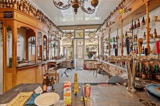 <p>Dit iconische gebouw, daterend uit de 18e eeuw en heringericht in 1919, heeft een rijke geschiedenis. Oorspronkelijk een viswinkel, daarna een Italiaans restaurant en recentelijk een speciaalbierwinkel met degustatiezone.</p>
<p>Gedeeltelijk geklasseerd, met bijzondere aandacht voor de buitengevel en het gelijkvloers, behoudt dit pand een unieke stijl en uitstraling, met alle kenmerken van een oude winkel of estaminet.</p>
<p>Ideaal gelegen op de hoek van de drukke Grasmarkt en de beroemde Grote Markt van Brussel, wordt dit pand omringd door tal van winkels, cafés en hotels, wat zorgt voor een constante stroom aan klanten.</p>
<p><strong>Verspreid over meerdere verdiepingen:</strong></p>
<ul>
<li>
<p>40 m² op het gelijkvloers</p>
</li>
<li>
<p>40 m² op de 1e verdieping</p>
</li>
<li>
<p>40 m² op de 2e verdieping</p>
</li>
<li>
<p>Ongeveer 30 m² opslagruimte in de kelder en op de 3e verdieping</p>
</li>
</ul>
<p><strong>Nabijgelegen zaken:</strong> Chocoland, Dessange, Di, Superdry, Desigual, ...</p>
<p><strong>Interesse? Bel 02/513.77.00</strong></p>