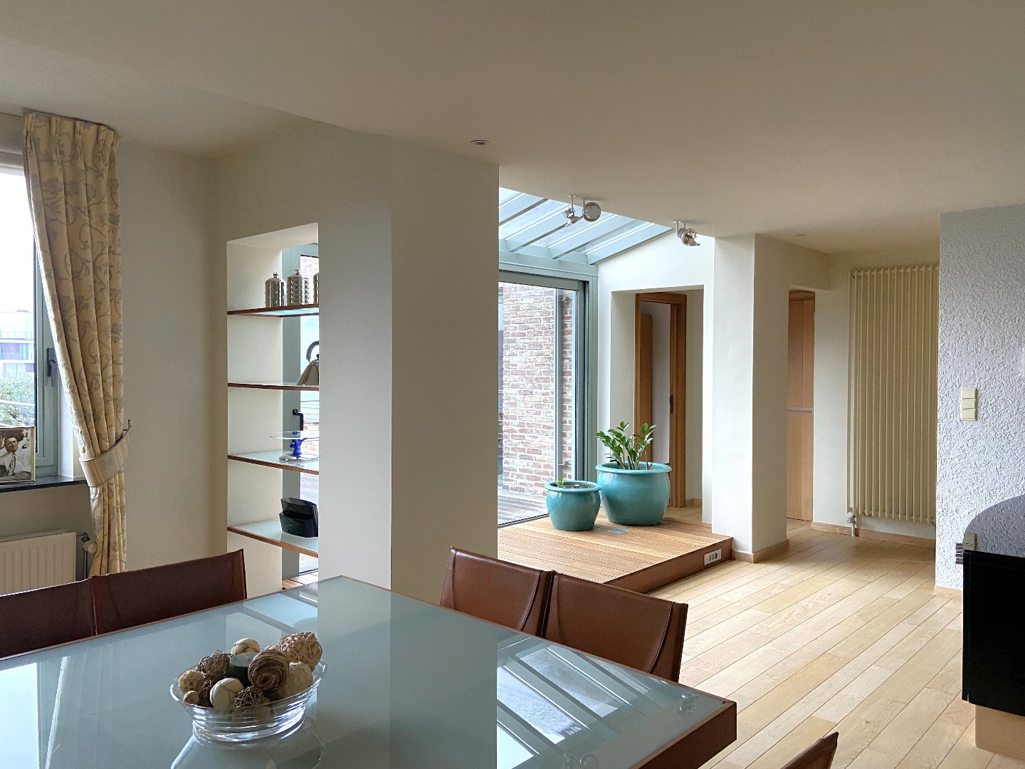 Multifunctioneel handelspand met luxueuze woonst op centrumligging in Sint-Eloois-Vijve! - foto 3