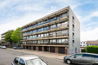Dit zonnig appartement is gelegen in de residentie "Berkenhof" die deel uitmaakt van de residenties rondom het Jan Frans Willemsplein in het centrum.<br /><br />Het appartement geniet van 2 mooie terrassen met beide een mooi zicht, waardoor het appartement enorm lichtrijk is en toch voldoende privacy heeft.<br /> <br /><strong>Indeling:</strong><br /><br />Via de inkomhal komt men in de ruime woonkamer met zithoek en eetplaats, uitgevend op een eerste terras, een aanpalende keuken met bergplaats. Verder op de gang is er een gastentoilet en een vestiaire.<br /><br />Er zijn 3 slaapkamers met veel lichtinval allemaal uitgevend op het terras, een recent vernieuwde badkamer met inloopdouche.<br /><br />Op het gelijkvloers is er een makkelijk toegankelijke garagebox inbegrepen in de prijs.<br /><br />Het appartement is instapklaar een zeer goed onderhouden. Het biedt ook mooie kansen voor investeerders die een duurzame investering zoeken.<br /><br />Dit lumineus appartement is een mooie oppurtinieit, met mooie woonoppervlaktes in en een rustige residentie.<br /><br /><strong>Extra troeven</strong><br />✅ 2 mooie terrassen met mooi uitzicht<br />✅ Grote woonoppervlaktes<br />✅ Makkelijk bereikbaar en direct in het centrum<br />✅ Private garagebox op de gelijkvloerse verdieping<br />✅ Goed onderhouden en degelijke residentie<br /><br /><br /><strong>Bent u op zoek naar een degelijk appartement waar U ten volle tot rust kunt komen?</strong><br /><br /><strong> Neem gerust contact met ons op voor meer informatie of om een bezoek in te plannen.</strong><br /> <br /> 