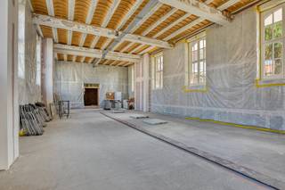 Deze commerciële ruimte bestaat uit drie afzonderlijke lokalen, perfect voor verschillende bedrijfsconcepten:Lokaal 1: Met een royale oppervlakte...