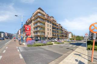 Découvrez ce magnifique et spacieux appartement résidentiel situé dans la Résidence Adonis, au cœur de Koksijde, à seulement 250 mètres de la plage.<br /><br />L’appartement comprend un hall d’entrée avec toilettes séparées. Le séjour, spacieux et lumineux, offre de belles vues. Grâce à son orientation idéale, vous bénéficiez d’un ensoleillement optimal tout au long de la journée.<br /><br />L’appartement dispose de trois grandes chambres à coucher à part entière, dont l’une est équipée d’une douche et d’un lavabo privatifs. Il comprend également une élégante salle de bains avec douche à l’italienne et meuble lavabo.<br /><br />Deux agréables terrasses complètent ce bien : l’une permet de profiter pleinement du soleil matinal, tandis que la seconde, plus spacieuse et parfaitement ensoleillée, est idéale pour se détendre ou recevoir famille et amis.<br /><br />Au sous-sol se trouve une grande cave privative, idéalement située à proximité de l’ascenseur.<br /><br />Il est également possible d’acquérir un grand garage. La résidence dispose en outre d’un local à vélos commun.<br /><br />Une résidence principale ou secondaire idéale pour ceux qui recherchent espace, confort et situation privilégiée au cœur de Koksijde.<br />