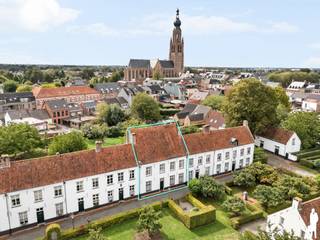 <p><strong><span>Historische herenhuis in het Begijnhof van Hoogstraten</span></strong></p>
<p><span>Dit uitzonderlijke herenhuis bevindt zich op het historische Begijnhof van Hoogstraten, erkend als UNESCO Werelderfgoed. Hier woont u in alle rust en privacy, midden in het centrum.</span></p>
<p><span>De historische "</span><strong><span>Fundatie van Steenbeeck"</span></strong><span> dateert uit de 17e eeuw en is de grootste woning binnen het Begijnhof. Het pand werd grondig gerenoveerd met respect voor zijn authentieke karakter en combineert historische charme met hedendaags wooncomfort.</span></p>
<p><span><strong>Gelijkvloers:</strong></span><br /><span>De centrale inkomhal geeft toegang tot een </span><strong><span>bibliotheek/bureauruimte</span></strong><span>, een gezellige woonkamer met open haard en een aansluitende eetkamer met authentieke schouw en gerecupereerde originele vloer. De landelijke keuken is volledig uitgerust en sluit aan op de </span><strong><span>bijkeuken/wasplaats</span></strong><span>. Vanuit de keuken bereikt u eveneens de kelder en de tuin.</span></p>
<p><span><strong>Eerste verdieping:</strong></span><br /><span>Hier bevindt zich een royale </span><strong><span>mastersuite</span></strong><span> met ruime slaapkamer, dressing met ingemaakte kasten en </span><strong><span>twee badkamers</span></strong><span>. Een tweede kamer wordt momenteel gebruikt als bureau, maar kan perfect dienstdoen als </span><strong><span>tweede slaapkamer</span></strong><span>.</span></p>
<p><span><strong>Tweede verdieping:</strong></span><br /><span>De bovenste verdieping biedt een ruime polyvalente leefruimte, momenteel ingericht als <strong>logeerkamer</strong>, aangevuld met een vierde</span><strong><span> slaapkamer, derde badkamer en mezzanine</span></strong><span>.</span></p>
<p><span><strong>Kelder:</strong></span><br /><span>Praktische kelderruimte, momenteel in gebruik als </span><strong><span>wijnkelder en berging</span></strong></p>
<p><span><strong>Tuin:</strong></span><br /><span>Achter de woning ligt een uitzonderlijk rustige </span><strong><span>zuidgerichte stadstuin</span></strong><span>. Hier geniet u van volledige privacy, een groen kader en een prachtig zicht op de </span><strong><span>Sint-Katharinakerk</span></strong><span>.</span></p>
<p><span><strong>Bijzonderheden:</strong></span></p>
<ul>
<li><span>Gelegen in het </span><strong><span>UNESCO Werelderfgoed Begijnhof</span></strong></li>
<li><span>Grootste woning binnen het Begijnhof</span></li>
<li><strong><span>4 slaapkamers en 3 badkamers</span></strong></li>
<li><span>Authentieke elementen</span></li>
<li><span>Autovrije en bijzonder rustige omgeving</span></li>
<li><span>Pal in het centrum van <strong>Hoogstraten</strong></span></li>
<li><span>Erfpacht </span></li>
<li><span>Instapklaar en zorgvuldig onderhouden</span></li>
</ul>
<p><span>Een zeldzame combinatie van </span><strong><span>historisch erfgoed, ruimte, privacy en een unieke ligging</span></strong><span>.</span></p>