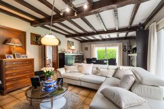 <p>Te koop: open bebouwing in bungalowstijl in een rustige doodlopende straat in Humbeek, met een mooie tuin en garage.</p>
<p> </p>
<p>Deze woning uit 1977 biedt het comfort van gelijkvloers wonen in een residentiële omgeving. Gelegen in Lusweg, geniet u van privacy en rust, terwijl scholen, openbaar vervoer en invalswegen vlot bereikbaar zijn. De ruime tuin vormt een groene oase, ideaal voor ontspanning of tuinliefhebbers. De garage biedt praktische opbergruimte en veilige stalling.</p>
<p> </p>
<p>Belangrijkste ruimtes:<br />• Woonkamer met aangename lichtinval en directe toegang tot de tuin<br />• Twee slaapkamers met voldoende ruimte voor kasten<br />• Garage met directe toegang tot de woning<br />• Zolder voor extra opslagmogelijkheden<br />• Grote tuin </p>
<p> </p>
<p>Troeven:<br />• Bungalow met gelijkvloers wooncomfort<br />• Rustige ligging in een doodlopende straat<br />• Grote tuin en praktische garage</p>
<p> </p>
<p>Neem vandaag nog contact op met uw ERA-makelaar voor een bezoek.</p>
<p> </p>
<p>JOUW DROOMHUIS. ZO GEVONDEN!</p>