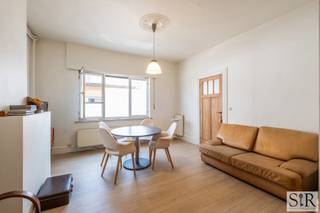 <p>Uitzonderlijke woning met veel potentieel op een centrale locatie <br />Deze zéér grote en karaktervolle woning is gelegen in Houtem, een gezellige en rustige deelgemeente van Vilvoorde. Het pand bestaat uit een huis (nu ingedeeld in verschillende units), een zeer diepe garage/loods (120m2), een magazijn/opslagruimte (52m2), een achterliggend kantoor/leefruimte en toffe, grote tuin. <br />De poort van de garage is automatisch te openen via een afstandsbediening en is met zijn 3m30 breedte en 3m hoogte hoger dan een standaard poort waardoor er met gemak meerdere wagens of bestelwagens in kunnen. Dit is dan ook een uitstekende opportuniteit voor mensen die een veelzijdige woning zoeken en voor aannemers of zelfstandigen die opslag en voldoende parkeerruimte nodig hebben. <br /><br />We betreden het voorhuis via de prachtige gang met authentieke elementen, waaronder charmante patroontegels, gewelven en authentieke deuren. Rechts van de trap vinden we een ruime kamer, op dit moment ingericht als leefruimte, keuken en eetkamer. Achterliggend is nog een doorgang naar het achterhuis/garage met een toiletje, aansluitingen voor wasmachine en droogkast en toegang tot de kelder.</p>
<p>Op de eerste verdieping van het voorhuis bevindt zich een volledig ingericht appartement. Het toffe appartement bestaat uit een riante inkomhal, twee zeer ruime slaapkamers waarvan één met aansluitend een nette badkamer voorzien van een douche-cabine, lavabo en toilet. Verder zijn er nog een lichtrijke woonkamer, eetkamer en open keuken met aansluitend een aangelegd terras. Via het terras betreden we het plat dak waar nog een werkruimte/opbergruimte te vinden is. <br /><br />Op de tweede verdieping van het voorhuis hebben we nog 3 slaapkamers van aanzienlijke grootte en opnieuw een mooi verzorgde badkamer met douche-cabine, toilet en lavabo. <br /><br />Naast de voordeur bevindt zich een zeer grote poort die toegang biedt tot de hoge en heel diepe garage, dit geeft de opportuniteit om meerdere wagens of camionettes binnen te parkeren. Via de garage bereik je een praktisch magazijn waar heel wat opbergruimte is voor materialen te stockeren, alsook een extra ruimte die op dit moment gebruikt wordt als leefruimte en voorzien is van een keuken met industriële look. Deze kan dus perfect als kantoor of vergaderruimte gebruikt worden. Zowel via de achterliggende leefruimte en de garage kan je de rustgevende tuin bereiken die onlangs nog werd uitgebreid.</p>
<p>Kortom is dit een fantastisch huis dat eruit springt met zijn karakteristieke elementen en een uitstekende opportuniteit is voor mensen die een grote en mooie woning zoeken met zeer veel ruimte en mogelijkheden. Perfect te gebruiken als kangoeroewoning of voor zelfstandigen die hun magazijn en garage graag inpandig in hun woning hebben.<br />Aarzel niet en vraag je afspraak aan via Nicky@immosir.be of 0465 09 16 10.</p>