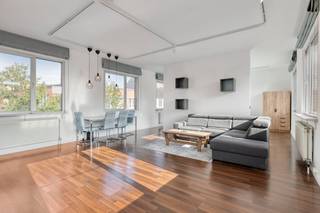 Ce loft magnifiquement rénové est à vendre et offre une oasis de lumière et d'espace. Situé dans la ville animée de Malines, vous trouverez ici l'équilibre parfait entre paix et dynamisme urbain. Ceux qui souhaitent acheter cette propriété profiteront d'une propriété prête à emménager qui a récemment été entièrement rénovée et repeinte.<br /><br />Ici, vous pouvez profiter d'une excellente accessibilité au centre, à la gare et aux principales routes d'accès. <br />De plus, vous pouvez vous garer facilement et gratuitement dans la rue sans disque de stationnement. Un parking à vélos pratique est inclus pour les cyclistes. Une opportunité fantastique pour ceux qui veulent acheter dans un endroit stratégique de premier ordre !<br /><br />Les frais communs sont de +/- 15€ par mois.<br /><br />La disposition du loft est la suivante :<br /><br />- Hall d'entrée<br />- Salle de bain avec nouveaux meubles de douche et de lavabo<br />- Espace de vie spacieux avec beaucoup de lumière<br />- Cuisine entièrement équipée<br />- Une chambre<br />- Rangement pratique<br />- Grande terrasse privée au rez-de-chaussée de +/- 24 m²<br /><br />L'immeuble date des années 2000 et 6. L'appartement est entièrement vitré à haute efficacité et l'électricité est entièrement conforme. <br /><br />Vous êtes convaincu par les avantages ? <br />Planifiez votre visite sur www.dewaele.com et découvrez pourquoi ce bâtiment de Malines est votre nouvelle maison idéale. À bientôt !<br /><br />Registre des mesures: non