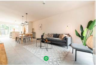 Deze recente nieuwbouwwoning is gelegen in de Smissestraat te Wijnendale (Torhout), gelegen dichtbij tal van voorzieningen. <br /><br />Indeling van de woning: <br />Inkomhal voorzien van teller lokaal en gastentoilet - lichtrijke woonkamer met open keuken - berging/wasruimte voorzien onder de trap. De woonkamer kijkt uit op de zonnige tuin uitgerust met aangelegd terras. Via het tuinpoortje hebt u toegang tot de autostandplaats. <br /><br />Op de eerste verdieping treft u de nachthal - 3 volwaardige slaapkamers - toilet - badkamer uitgerust met ligbad, lavabomeubel en inloopdouche. <br /><br />Via de vaste trap betreedt u de geïsoleerde zolder, ideaal als berging. <br /><br />De woning is uitgerust met zonnepanelen. <br /><br />Vrij 01/10/2026 <br />Huurprijs: €1.020/maand<br />EPC: A