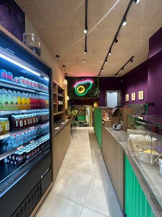 <span><span><strong>**Holy Guacamoly**</strong></span><br /><br />Op het </span><strong>Rector De Somerplein</strong><span>, niet voor niets <strong>het meest gegeerde plein van Leuven</strong> zoals verschillende media het onlangs omschreven, bieden we met veel plezier deze gelijkvloerse handelsruimte aan. Dit plein, ook wel Het Foch genoemd in de volksmond kunnen we omschrijven als de absolute </span><strong>Stadskern</strong><span>. Omgeven door zijn historische gebouwen, winkels, campussen, openbaar vervoer … Kortom, je kan er alles vinden in de nabijheid. <br /><br />Dit pand biedt de ideale locatie voor commerciële doeleinden. Met een oppervlakte van 64m² exclusief etalages, is deze ruimte perfect voor ondernemers die op zoek zijn naar een goed gelegen en modern handelspand. Op heden is het pand verhuurd aan "Holy Guacamoly" dewelke een uiterst succes is! Als investeerder zal u onmiddellijk genieten van huurinkomsten. Bovendien is er een bijhorende kelder, ideaal als stockageruimte. <br /><span><strong><br /><span>Contacteer ons vandaag nog voor meer informatie of een bezoek ter plaatse: jacky@connect-immo.be - 0495 53 46 49</span><br /><br /></strong></span>EPB Startverklaring!<br />wche, gdv, gvkr, gvv<br /></span>