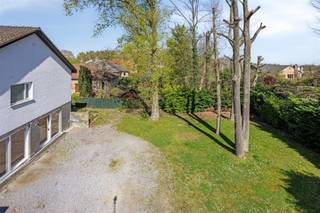 <p><span>Gelegen in een rustige residentiële wijk van Kampenhout, presenteert deze gerenoveerde woning zich als de ideale gezinswoning. Met een ruime bewoonbare oppervlakte van 199m² op een mooie grondoppervlakte van 880m², biedt dit huis alle ruimte en comfort.</span></p><p><span> </span></p><p><span>De villa bestaat uit een open inkomhal met gastentoilet, een lichte en ruime leefruimte ( +/- 50 m²) met grote ramen dit toegang geven tot de voortuin. De inbouwhaard zorgt voor een gezellige sfeer en u hebt de mogelijkheid om een (tweede) keuken te voorzien. De nachtgedeelte biedt 4 slaapkamers (14, 11.5, 10.4 en 8.75 m²) aan met deels ingemaakte kasten en de moderne badkamer met ruime inloopdouche, toilet en wastafel. </span></p><p><span> </span></p><p><span>Op tuin niveau is de nieuwe leefkeuken (+/- 45 m²) voorzien van een grote eiland een droom voor iedere hobbykok. Met zijn functionele lay-out is het de plaats voor gasten te ontvangen. De tuin is toegankelijk via twee grote schuiframen.</span></p><p><span>Op dit niveau vindt u ook nog een douche ruimte terug en een grote berging alsook zeer ruime kelders ( +/- 50 m²) die kunnen dienen als hobbyruimte, man cave, fitness ruimte,...</span></p><p><span> </span></p><p><span>Buiten vindt u een ruime tuin met bomen die privacy en rust biedt, ideaal voor tuinfeesten of om gewoonweg te genieten van de frisse lucht. De lange oprijlaan biedt parkeergelegenheid voor meerdere voertuigen.</span></p><p><span> </span></p><p><span>De locatie combineert de rust van een residentiële wijk omgeven door groen en natuur met de nabijheid van belangrijke voorzieningen, waardoor het de perfecte uitvalsbasis is voor een actief gezinsleven.</span></p><p><span>Lokale winkels, scholen en openbaar vervoer zijn op korte afstand. Mis deze kans niet om eigenaar te worden van dit charmante huis in Kampenhout!</span></p><p><span>Reserveer uw bezoek nu via <span>info@ap-p.be</span></span><span> of via 078 48 47 00.</span></p><p><span> </span></p><p><span> </span></p>