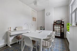 Charmante maison familiale rénovée avec jardin ensoleillé et garage. Imaginez-vous vivre dans une maison de ville pleine de caractère, combinant le...